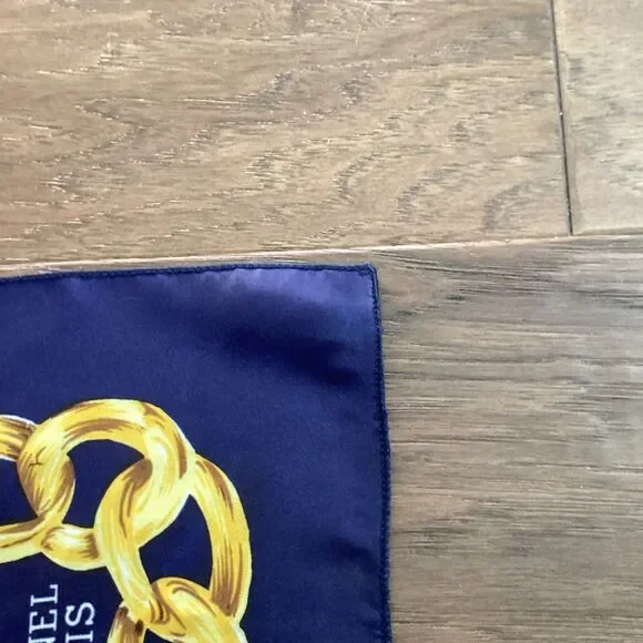 Vintage 90s scarf Navy with Gold Chain design 34-inch square - Picture 3 of 9